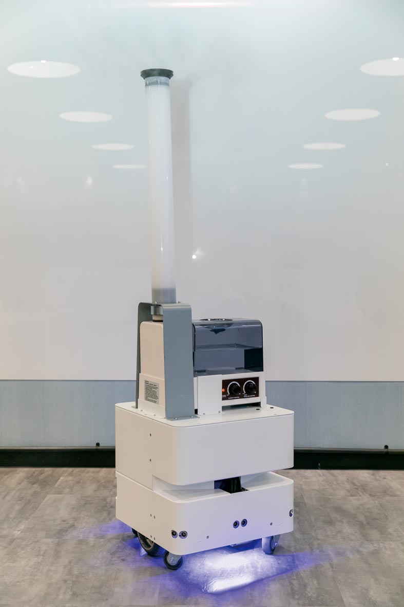 東元3日發表智慧UVC消毒防疫機器人，以3D列印技術，制作雙向360度全面向噴頭，進行大面積的噴霧消毒。圖／東元提供