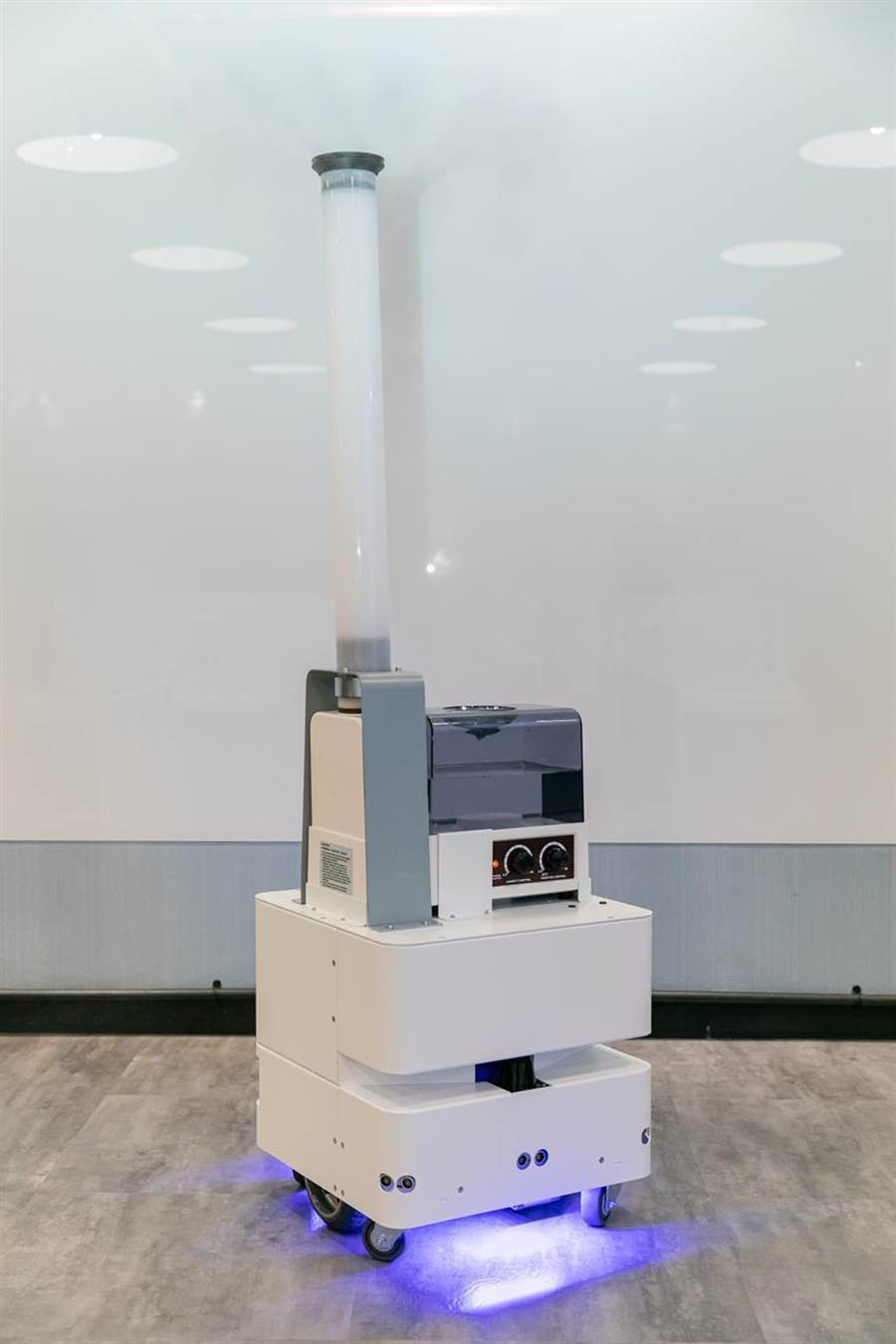 （東元3日發表智慧UVC消毒防疫機器人，以3D列印技術，制作雙向360度全面向噴頭，進行大面積的噴霧消毒。圖／東元提供）
